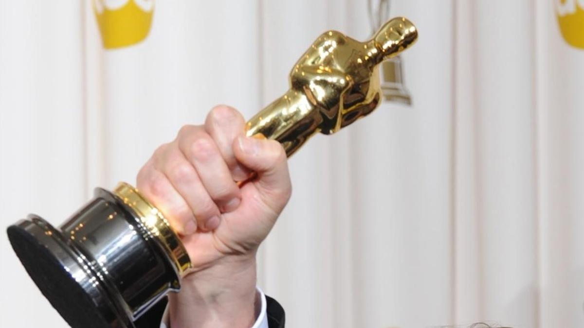 Un actor sostiene un Oscar.