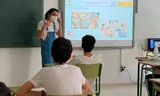 Outes utiliza a maxia e o teatro para educar no 8M