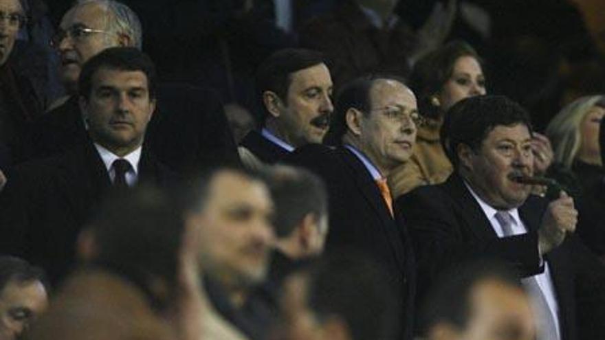 El exdirectivo Alberto Martí se enciende un puro en un partido del Valencia en Mestalla.
