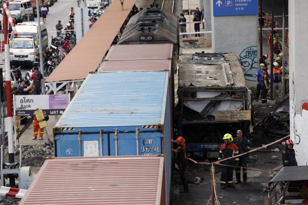 Imágenes del accidente entre un tren y un autobús en Bangkok, que ha dejado al menos ocho muertos y 25 heridos después de que el vehículo se incendiara tras el impacto.