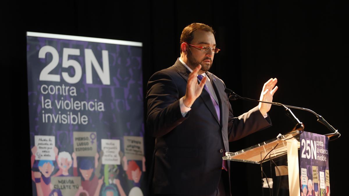 Acto institucional del 25N en Nava