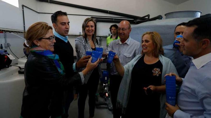 Martín Pozo, el diputado Antonio Iglesias y el equipo de Gobierno de Benegiles beben agua del grifo.