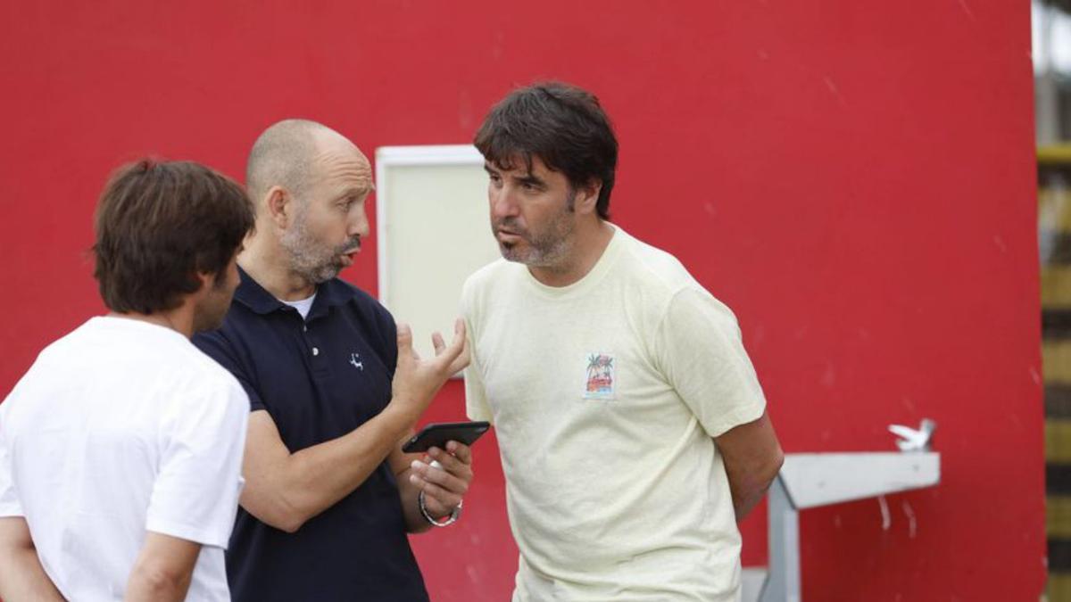 Aitor Zulaika, ante Pedro Menéndez y Óscar Garro. | Marcos León