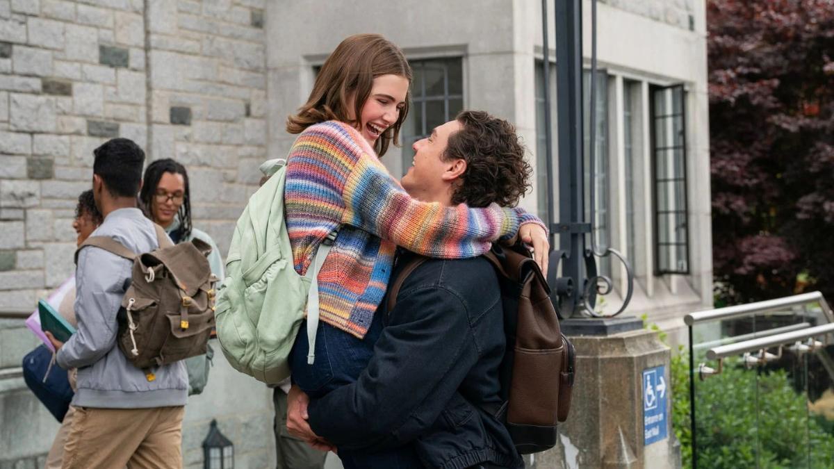 Fotograma donde aparece Hannah y Garrett de 'Off campus'