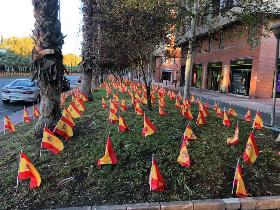 La Avenida Juan de Borbón de Murcia amanece con miles de banderas de España por las víctimas del coronavirus