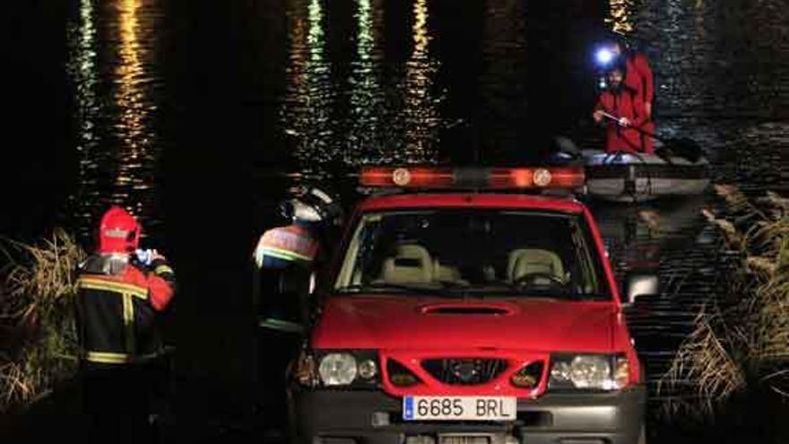 Bomberos regresan del rastreo en el río Duero.