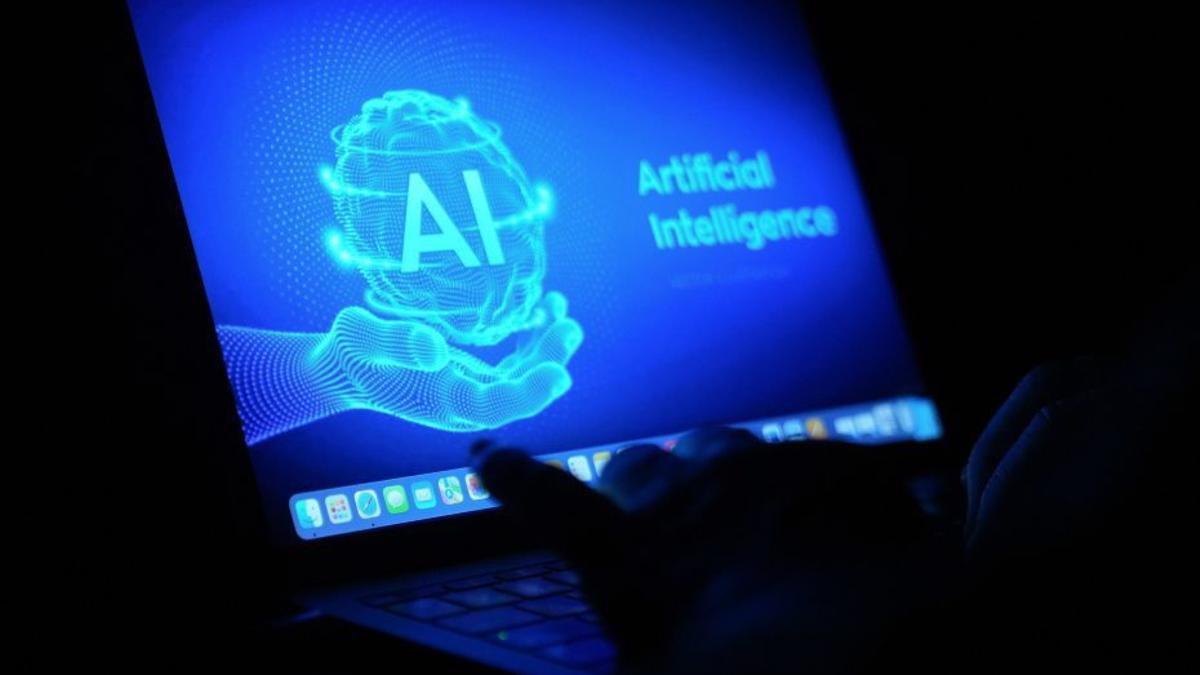 Un ordinador amb les sigles de la intel·ligència artificial en anglès