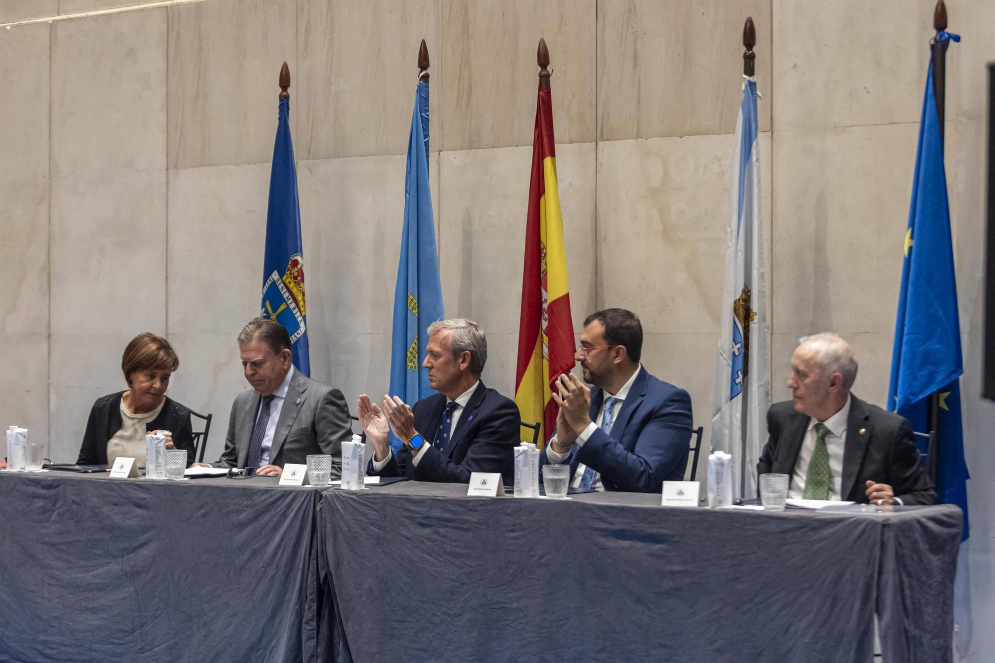 La Asociación Día de Galicia en Asturias entrega su medalla de oro a Adrián Barbón y Carmen Moriyón