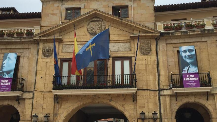 La bandera de la Unión Europea deja de ondear en el Ayuntamiento de Oviedo