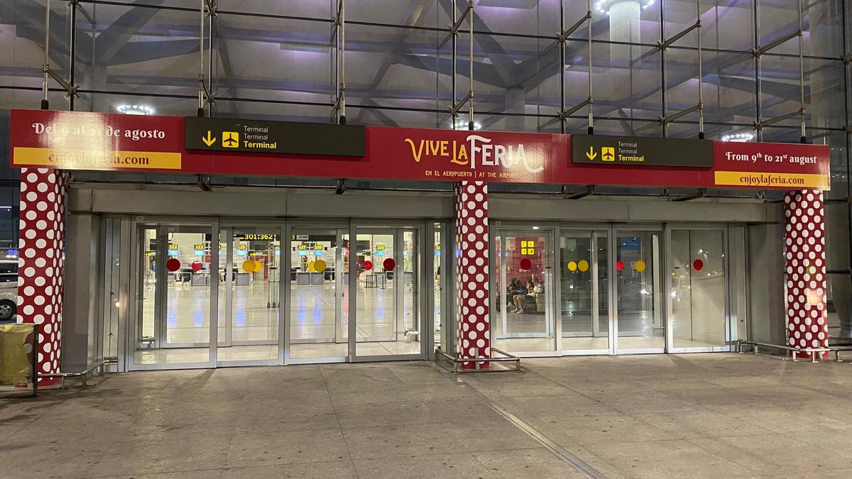 El aeropuerto de Málaga, decorado para la Feria de Málaga 2022.