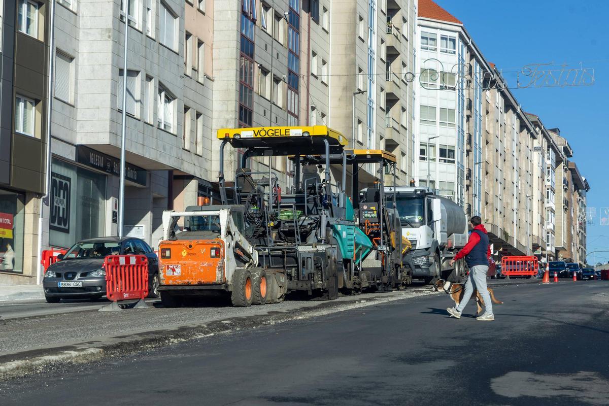 Maquinaria para el asfaltado este fin de semana en Rosalía de Castro