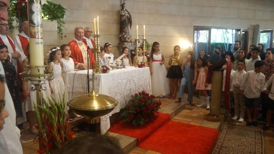 Taltavull con los niños en el altar, anteayer en la iglesia de la Mare de Déu dels Àngels.