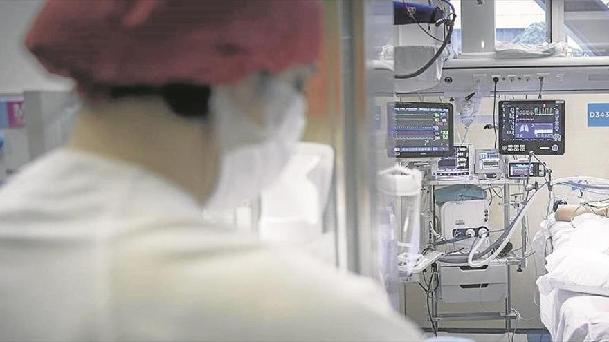 Andalucía participa en 32 estudios clínicos en busca de tratamientos para la covid