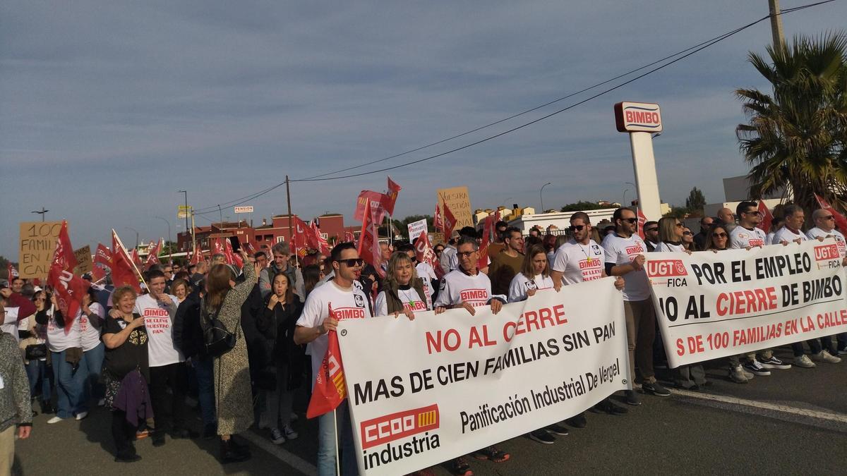 La manifestació contra el tancament de la planta de Bimbo al Verger