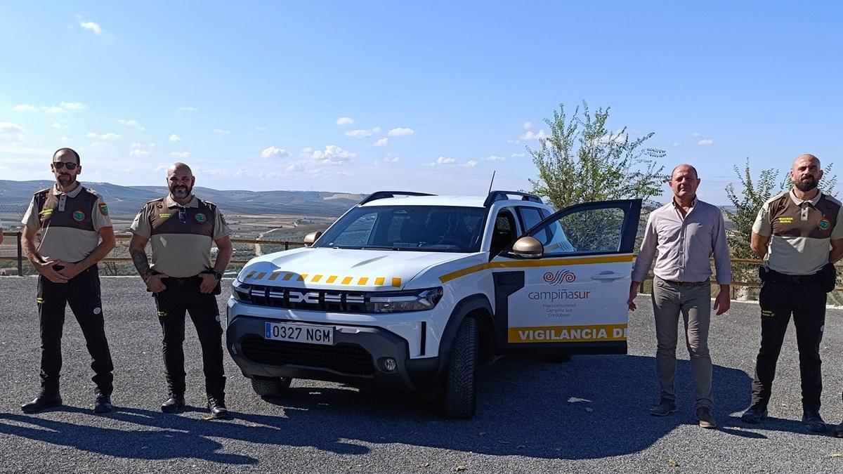 Personal del Servicio de Vigilancia de Caminos de la Mancomunidad Campiña Sur Cordobesa, junto al presidente de la entidad supramunicipal, Miguel Ruz (segundo por la dcha.)