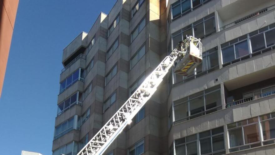 Despliegue de los bomberos en la calle Pintor Colmeiro. // FdV