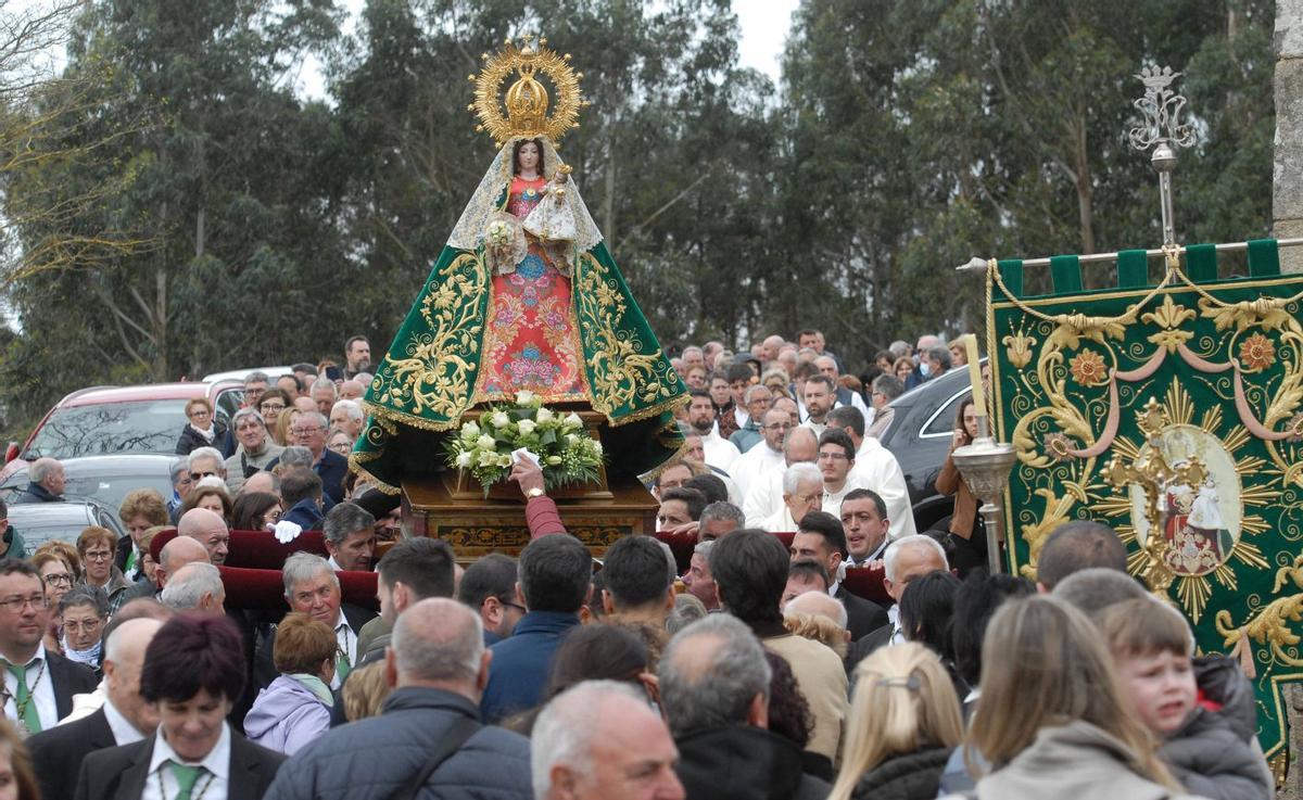 Los feligreses arroparon a la imagen de la Virgen de O Corpiño durante la celebración religiosa. | BERNABÉ/JAVIER LALÍN