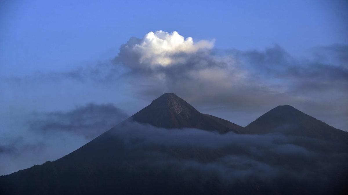 El Volcán de Fuego erupciona