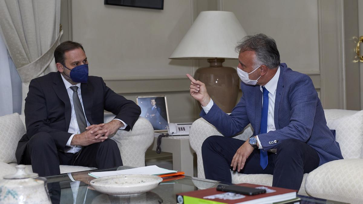 José Luis Ábalos (i) y Ángel Víctor Torres durante la reunión celebrada en Madrid para cerrar la deuda del Convenio de Carreteras