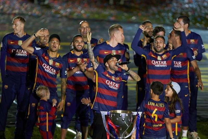 El FC Barcelona celebra el doblete con su afición