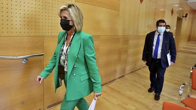 La consejera de Sanidad, Verónica Casado, a su llegada a la rueda de prensa de ayer. | Ical
