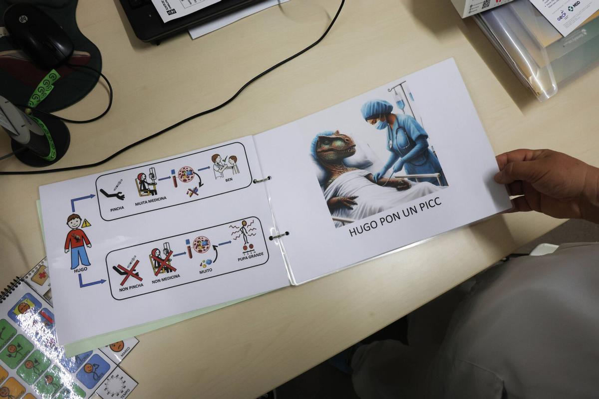 Vigo, Cunqueiro. Carmela, enfermera, y sus compañeras, con los pictogramas que desarrollaron para adaptar el tratamiento de quimioterapia al primer paciente autista, su hijo