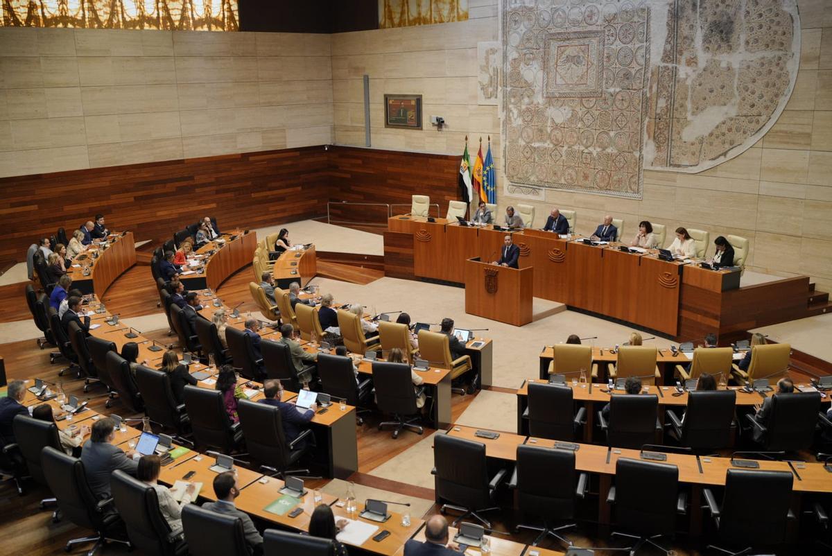 Fotogalería | Segunda sesión del pleno de investidura de María Guardiola en imágenes