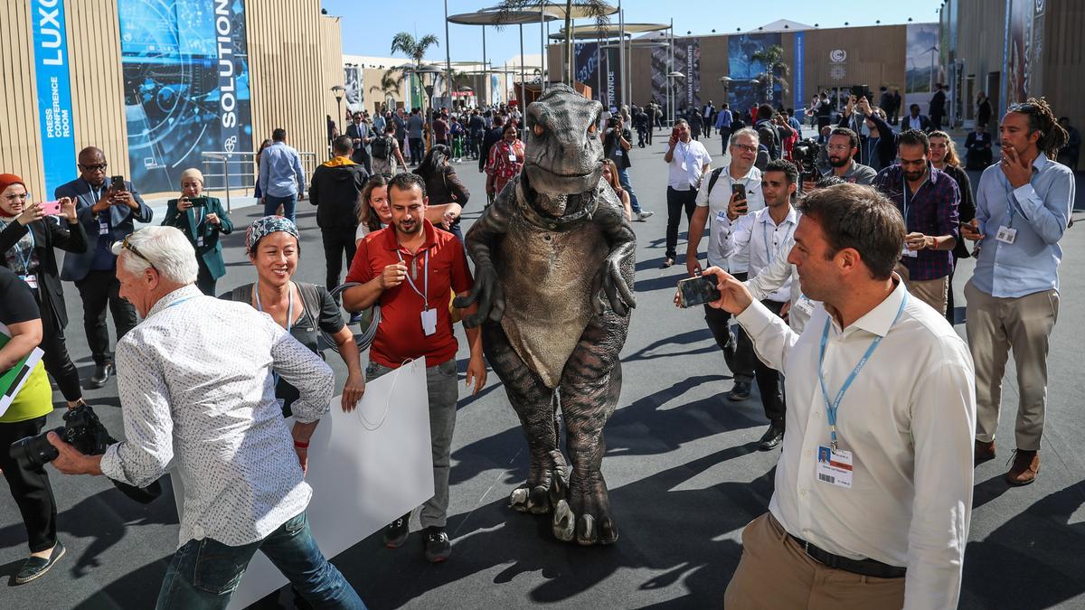 Sharm El-sheikh (Egypt), 10/11/2022.- Members of the organisation called 'Pacific Island Students Fighting Climate Change (PISFCC)' stage a protest with dinosaur named Frankie during the 2022 United Nations Climate Change Conference (COP27), in Sharm El-Sheikh, Egypt, 10 November 2022. The 2022 United Nations Climate Change Conference (COP27), runs from 06-18 November, and is expected to host one of the largest number of participants in the annual global climate conference as over 40,000 estimated attendees, including heads of states and governments, civil society, media and other relevant stakeholders will attend. The events will include a Climate Implementation Summit, thematic days, flagship initiatives, and Green Zone activities engaging with climate and other global challenges. (Protestas, Egipto) EFE/EPA/Sedat Sun