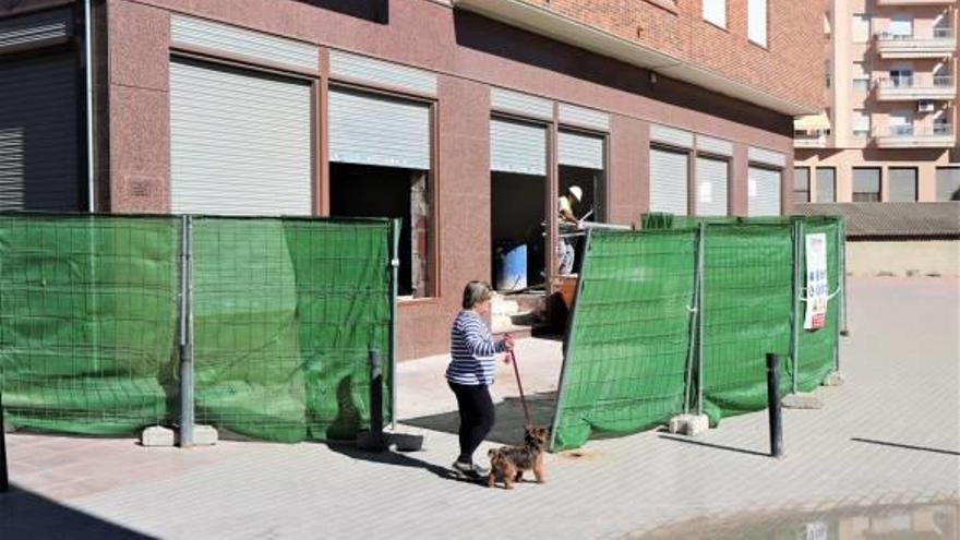 Los obreros, en los trabajos en las futuras oficinas del Servef en calle Puertas de Orihuela.