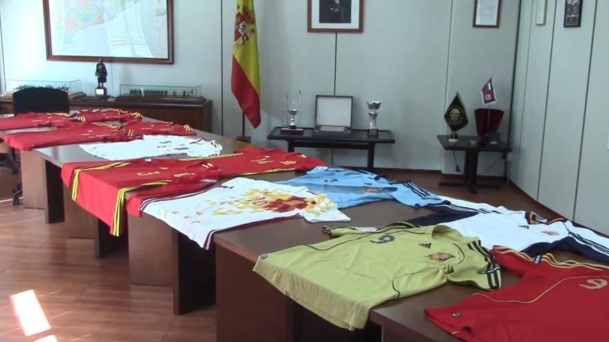 Un catalán viste a la Guardia Civil con los colores de la selección española
