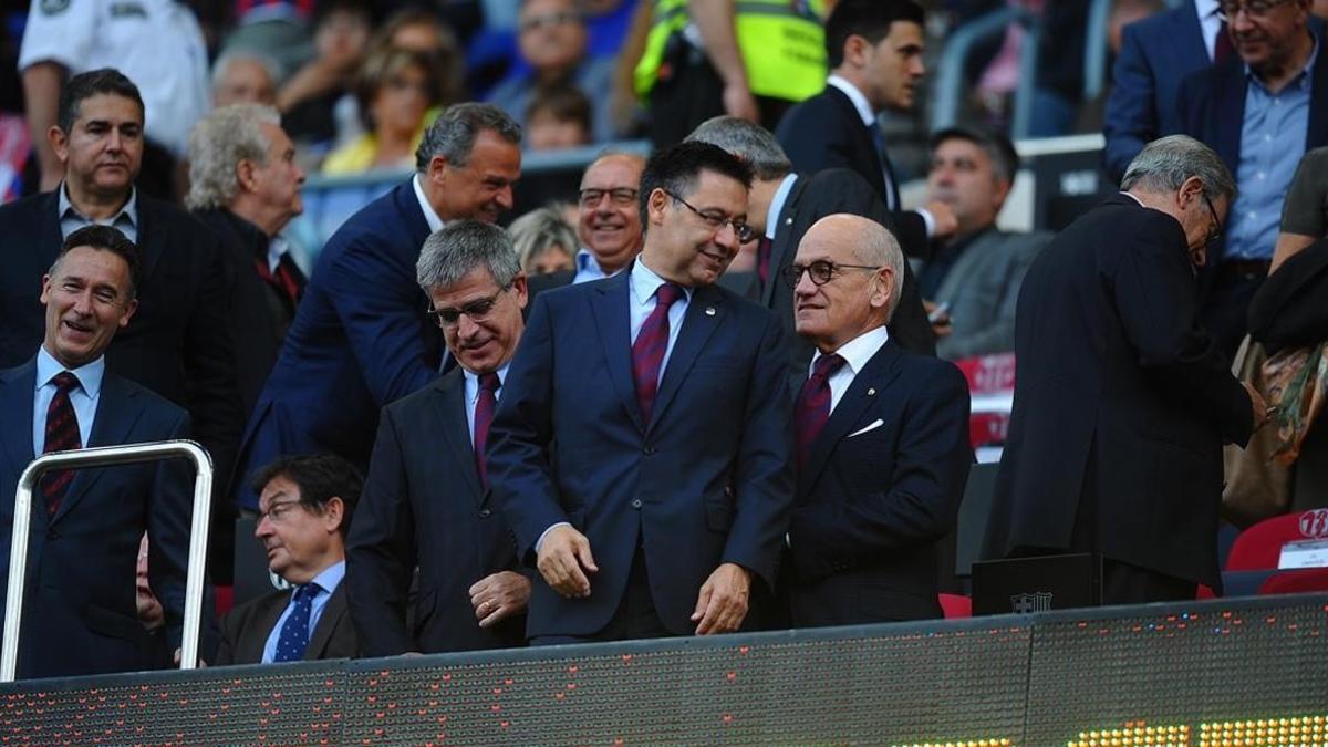 Bartomeu junto a los vicepresidentes Jordi Mestre y Carles Vilarrubí en el palco antes del Barça-Eibar.