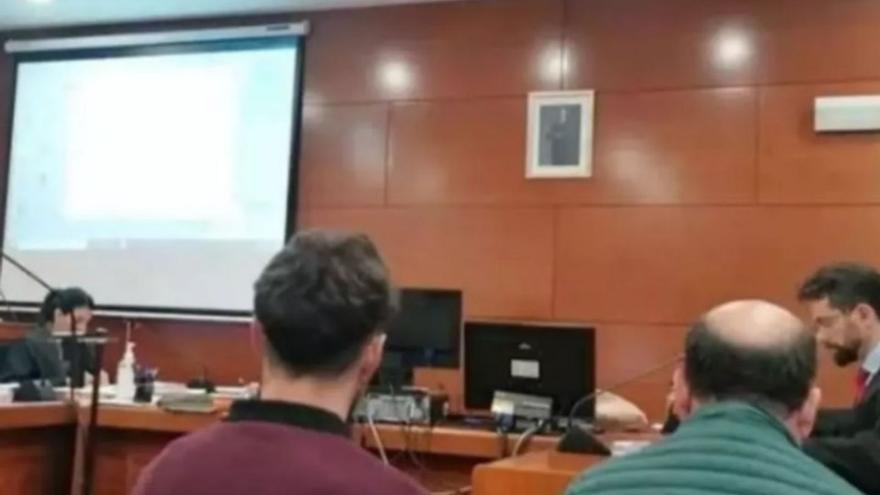 El dueño del turismo y el técnico de la ITV durante el juicio.