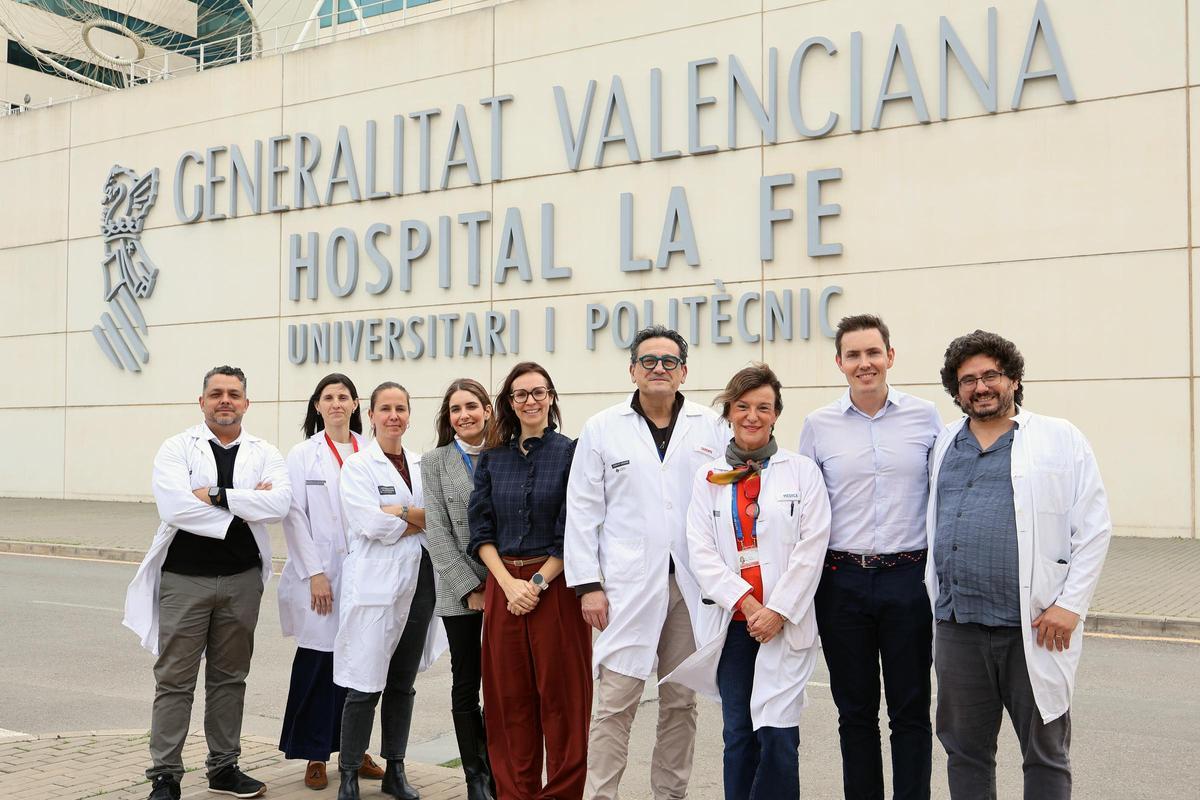 Elena Gras, directora general de Farmacia, junto a la Unidad de Terapias Avanzadas de La Fe.