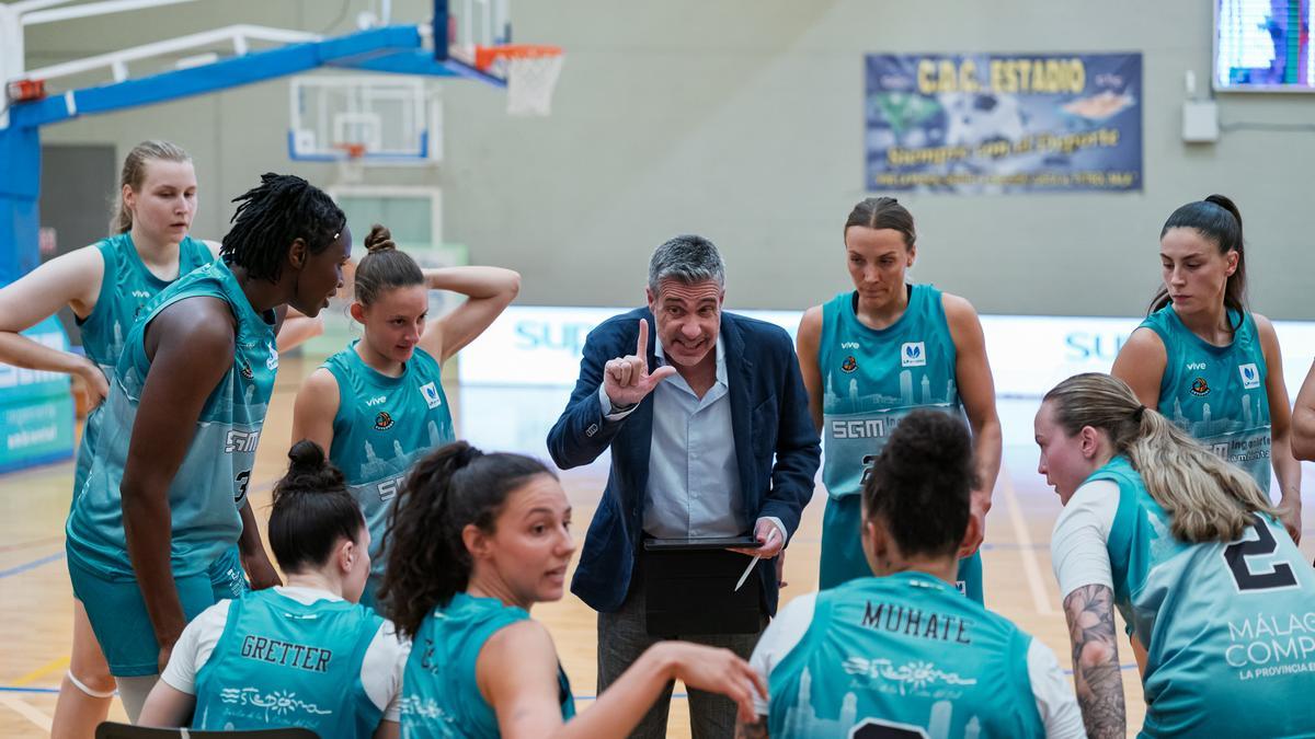 Tomé habla con sus jugadoras.