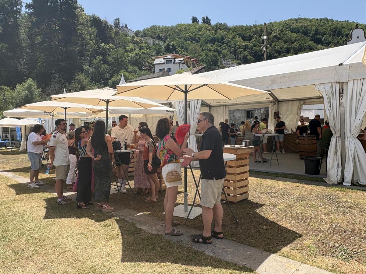 Ambiente este domingo a mediodía en el Prao del Molín de Cangas del Narcea.