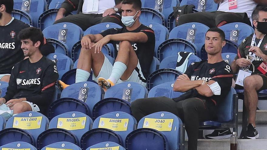 Cristiano Ronaldo, en la grada del estadio Do Dragao.