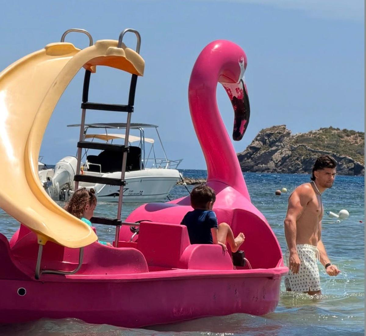 Javier Tudela junto a sus dos hijos en Ibiza.