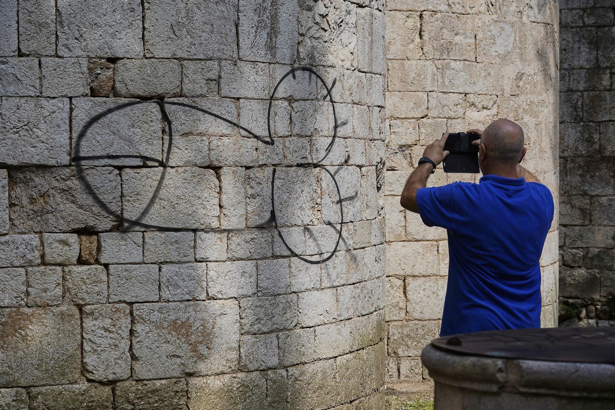 Pintada obscena al monestir de Sant Pere de Galligants de Girona