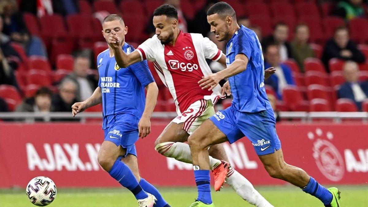 El jugador del Ajax, Noussair Mazraoui, se escapa de Oussama Darfalou, futbolista del Vitesse, en su último encuentro de la Eredivisie