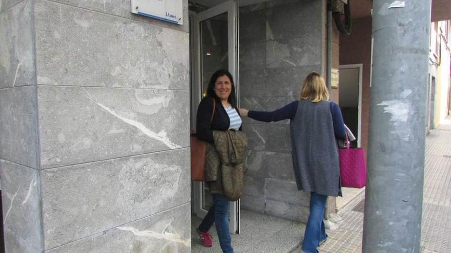 Esther Bustillo, ayer, a la salida del Juzgado.