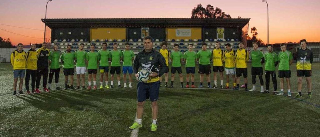 Pichel posa con su equipo en el Estadio Municipal de Agolada. // Bernabé/Ana Agra