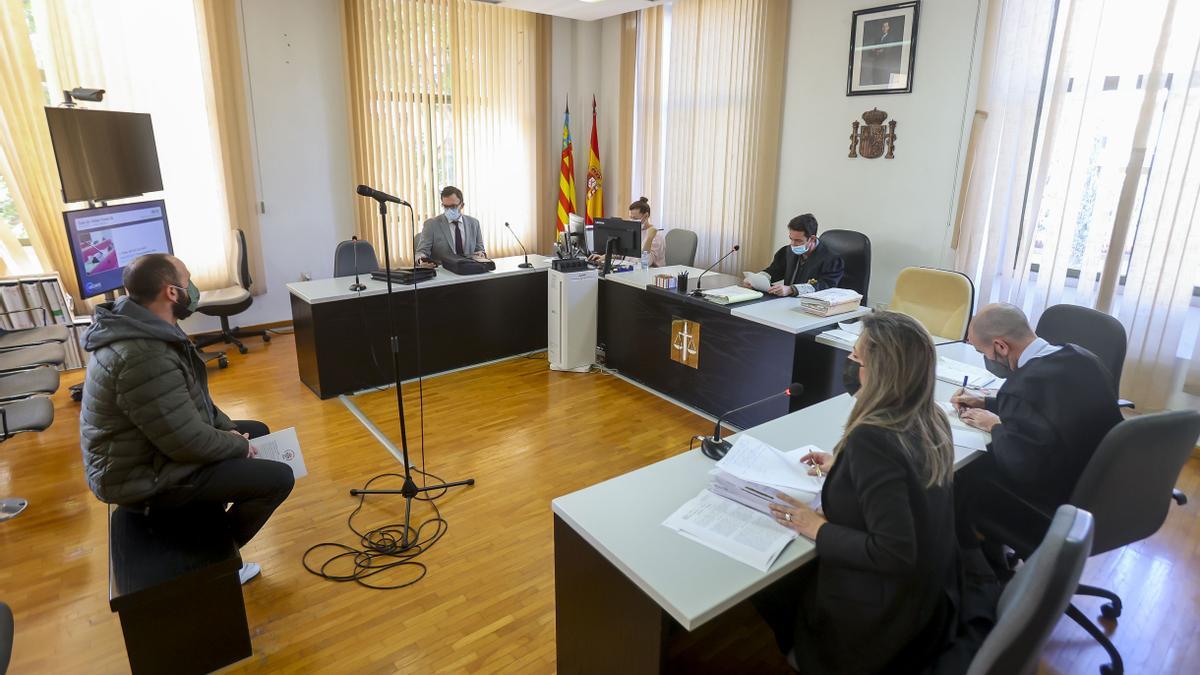 El conductor condenado, a la izquierda, en el juicio celebrado en Alicante.