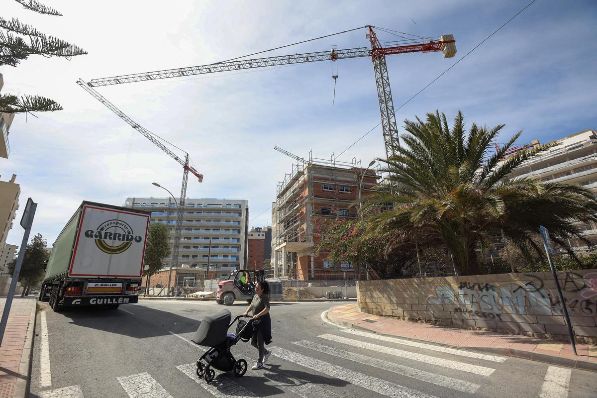 Un edificio de viviendas en construcción en la zona del PAU 5 en Alicante.