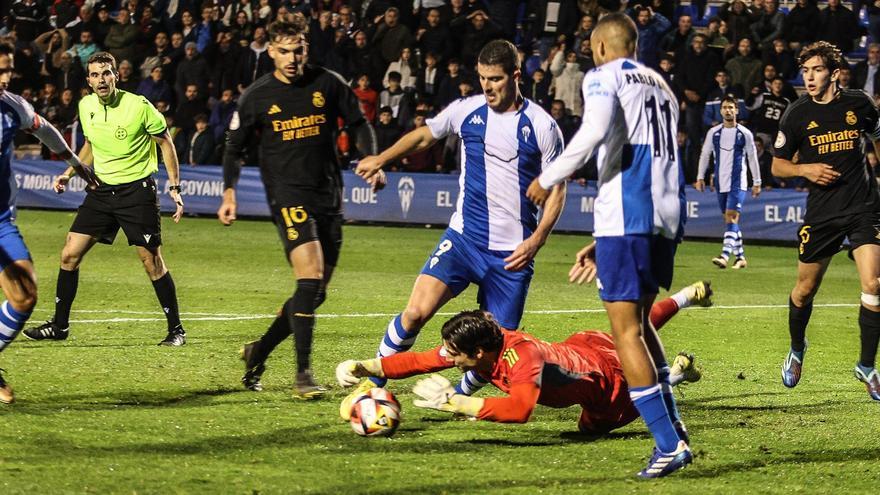 El Alcoyano no logra estrenar los marcadores contra el Castilla