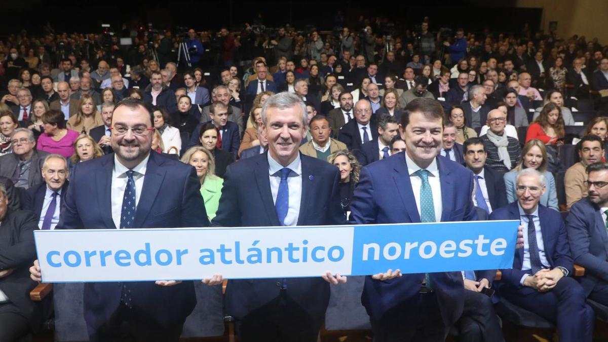 Barbón, Rueda y Mañueco en la 
cumbre por el Corredor Atlántico.   | // XOÁN ÁLVAREZ
