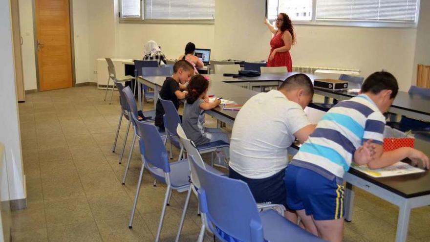 Seis niños participan en el Aula de Iniciación Lingüística del Centro Cívico.