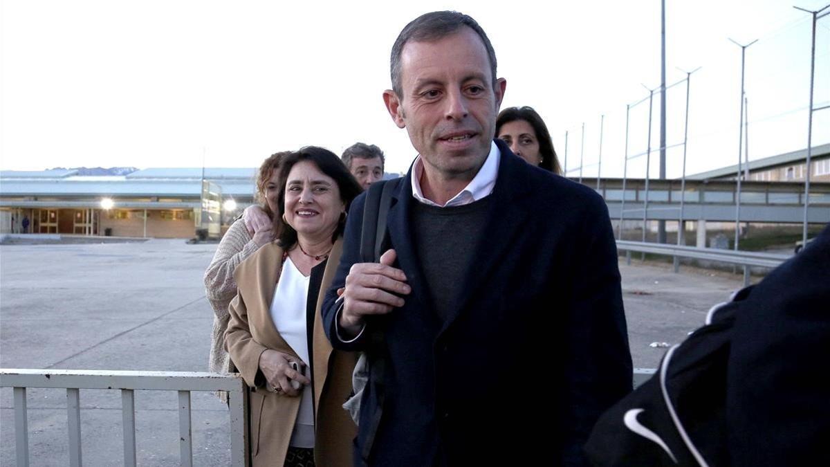 Salida de Sandro Rosell, en la imagen junto a su esposa, de la cárcel de Soto del Real.