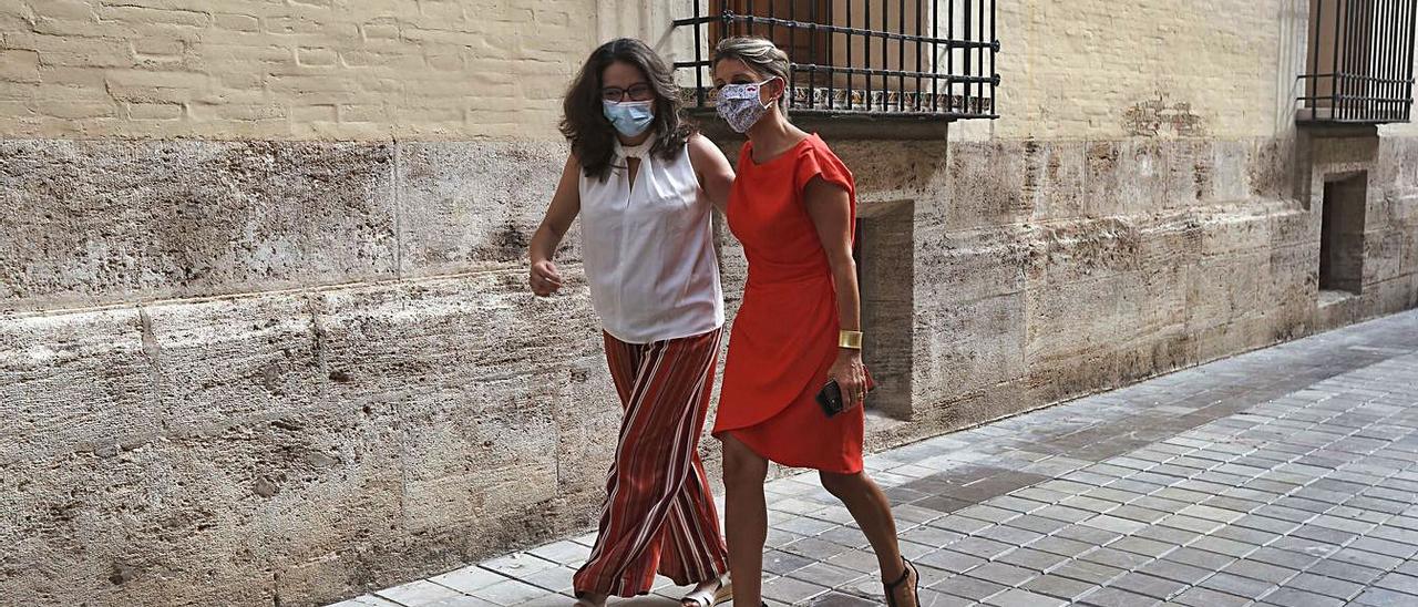 Mónica Oltra y Yolanda Díaz, ayer, antes de su reunión en la sede de la Vicepresidencia. | J.M. LÓPEZ