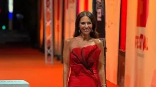 Paula Echevarría sorprende y acapara todas las miradas en Vitoria con un espectacular look rojo