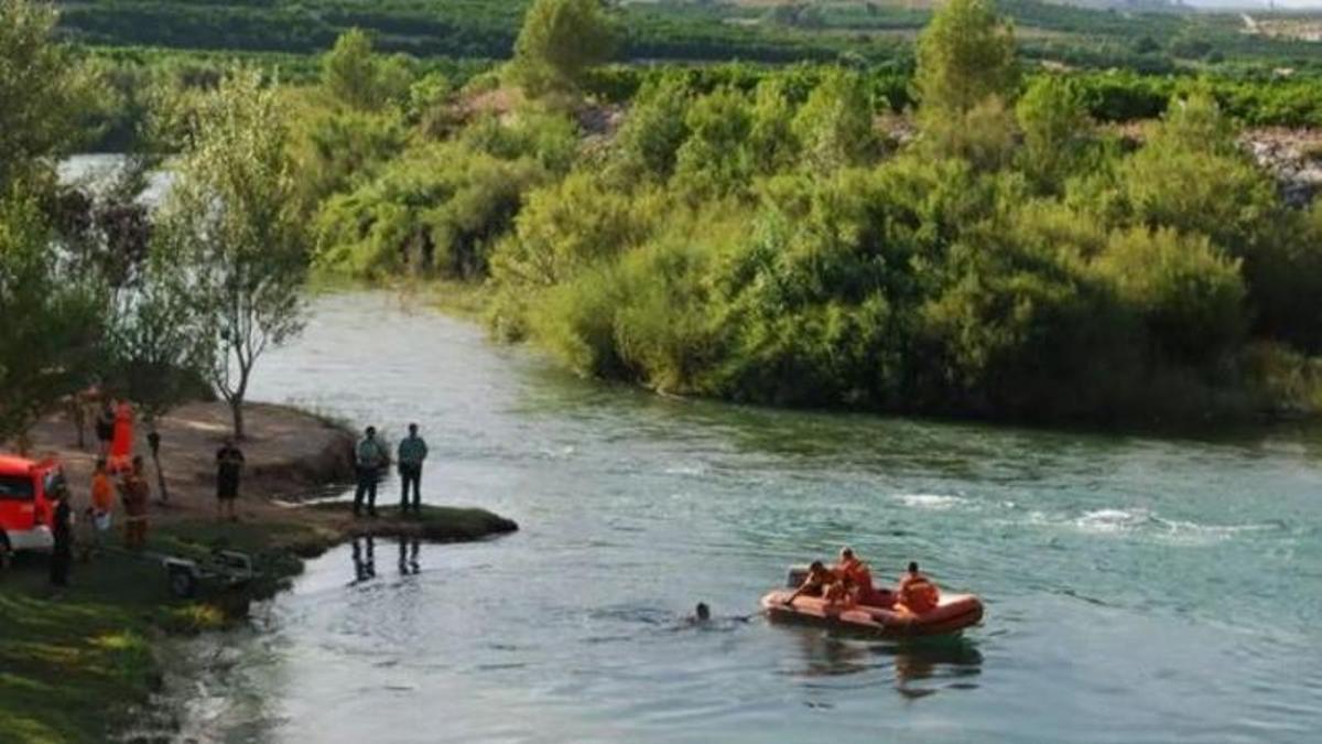 Los servicios de emergencia trabajan en un rescate en el río en Sumacàrcer, en una imagen de archivo.